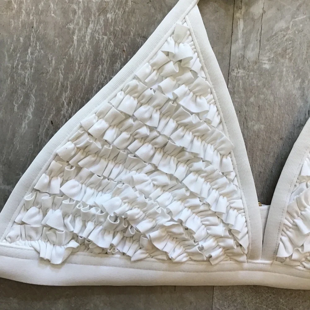 💕BCBGMAXAZRIA💕 White Ruffle Triangle Bikini Top